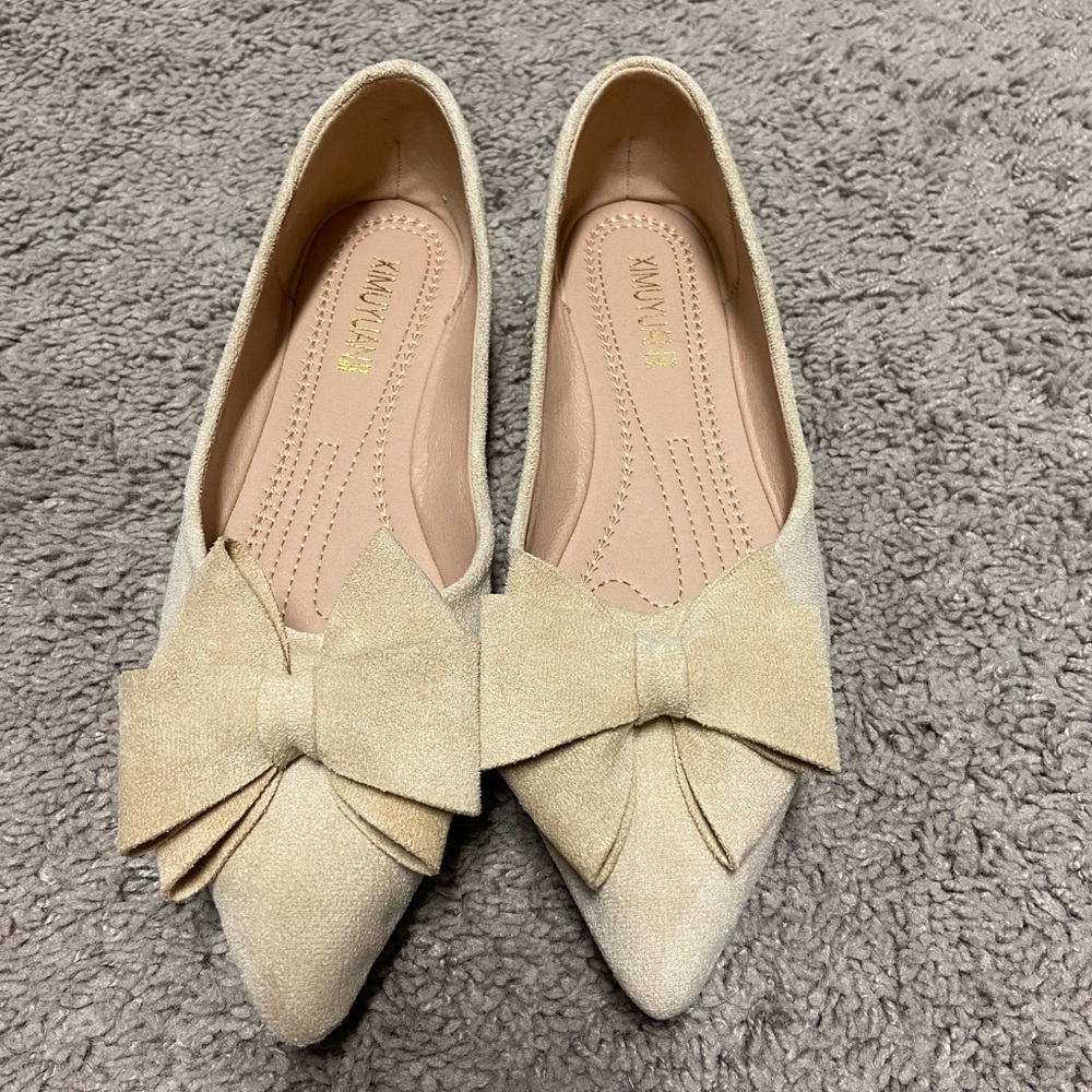 Tan flats w/ bows - size 7.5